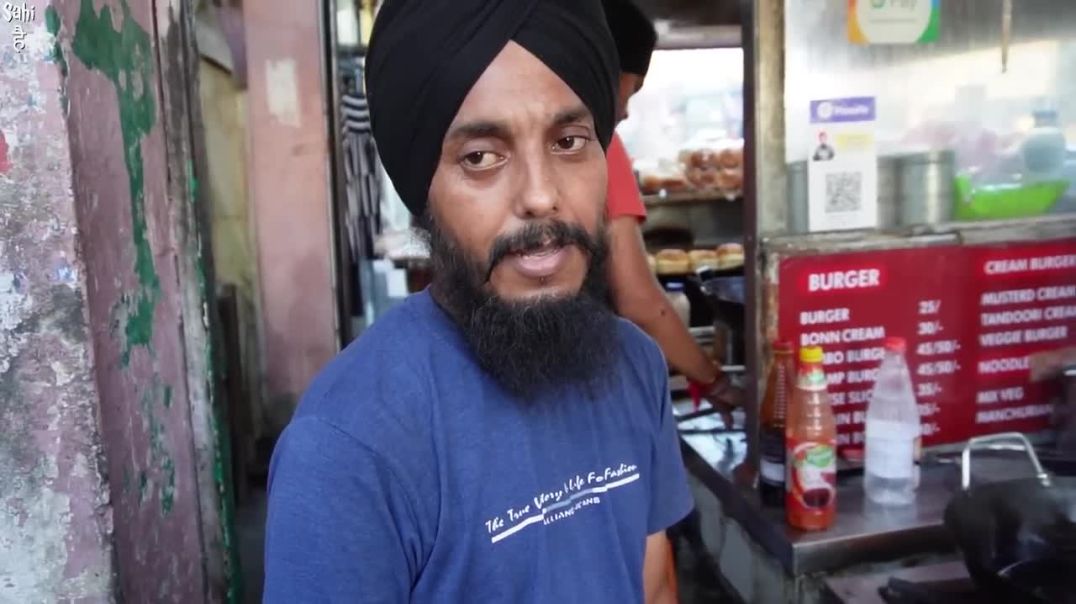 17 Years Old Singh Brothers ka GIANT Burger _ Rs 25 _ Street Food India