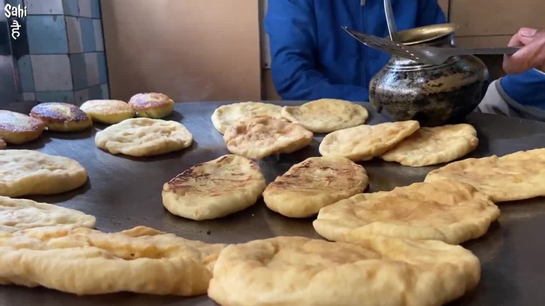 70 Years Old Iconic _ OIL FREE CHOLE BHATURE _ Street Food India _ Tawa Bhature _ Ludhiana
