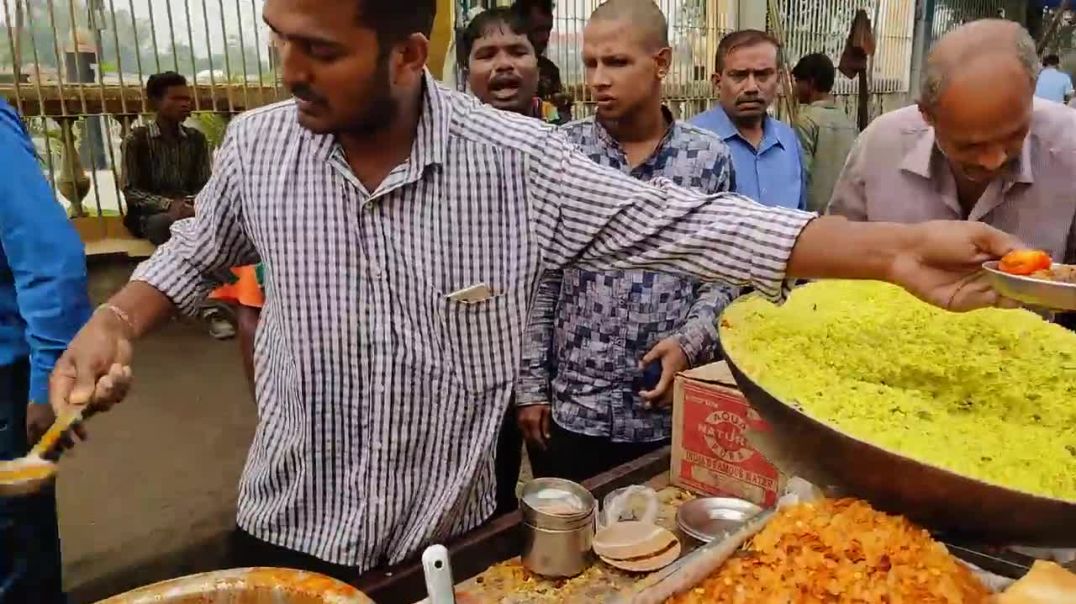 Breakfast Rush in Nagpur _ Speedy Guy serving Poha to Crowd _ Indian Street Food