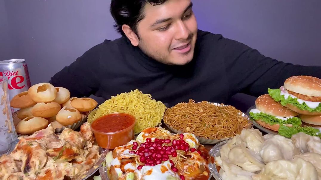 EATING INDIAN STREET FOOD😍  MAGGI, DAHI PURI,MOMOS,BURGERS,CHOWMEIN,MALAI MOMOS,GOL GAPPE   MUKBANG