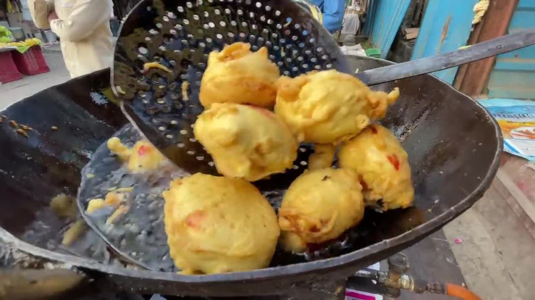 ⁣Cheapest Vadapav in Mumbai _ Tomato Vadapav _ Indian Street Food