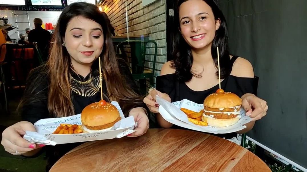 BIGGEST BURGER EATING CHALLENGE EATING LARGE BURGER COMPETITION