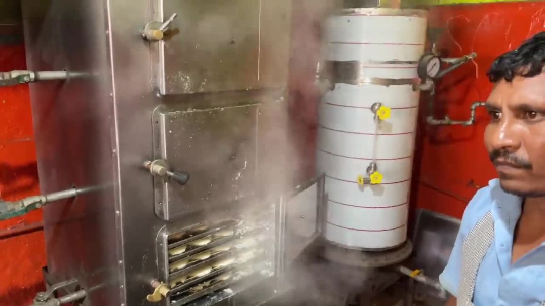 ⁣Anna makes Super Soft Idlis in Huge Steamer _ Indian Street Food
