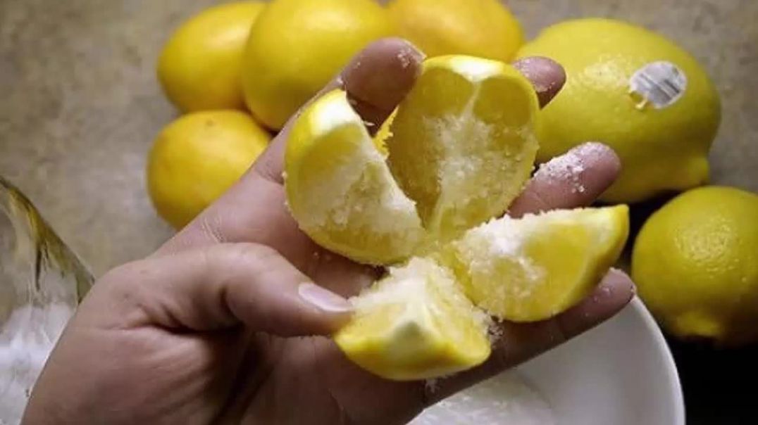 ⁣Cut 1 Lemon In 4 Parts, Put Some Salt On It  Try This Amazing Kitchen Trick