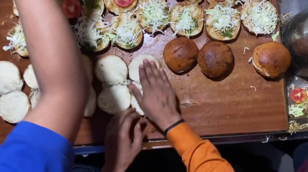 ⁣Super Fast Guptaji Burger Wala _ Crunchy Fried Buns Burger  _ Indian Street Food