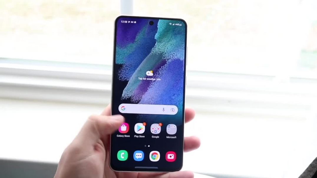 ⁣Samsung Galaxy Z Flip 4 Vs Samsung Galaxy S21 FE! (Comparison) (Review)