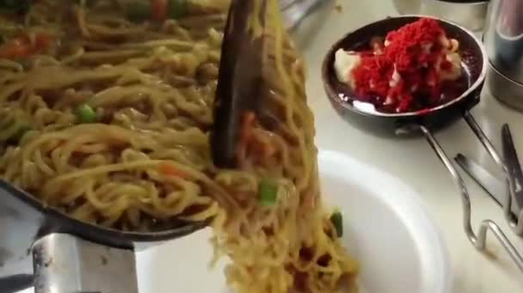 ⁣Spicy Red Garlic Tadka Maggi #shorts #indianstreetfood