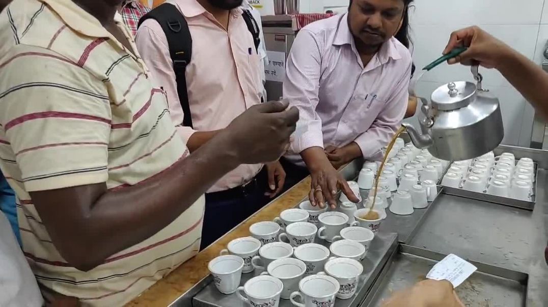 ⁣India most famous Tea for Rs 10 _ Yewale Amruttulya Chai _ Indian Street Food (1)