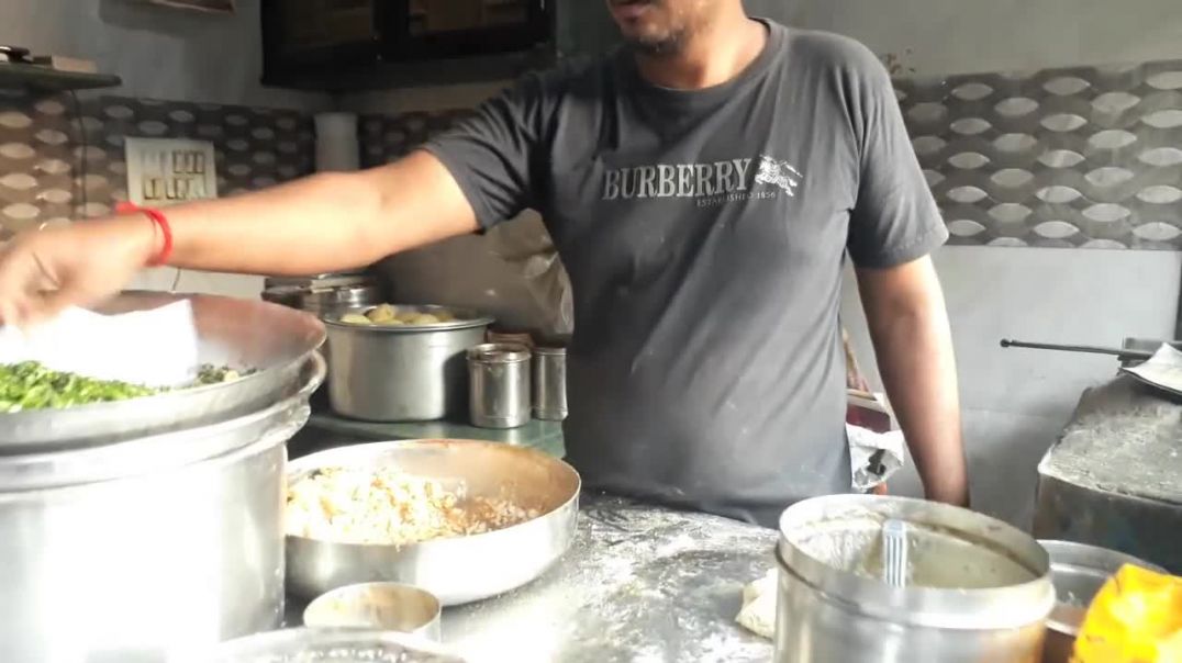 ⁣MOST BUTTERY KULCHAS Ever!! _ Amritsari Paneer Kulcha _ Indian Street Food