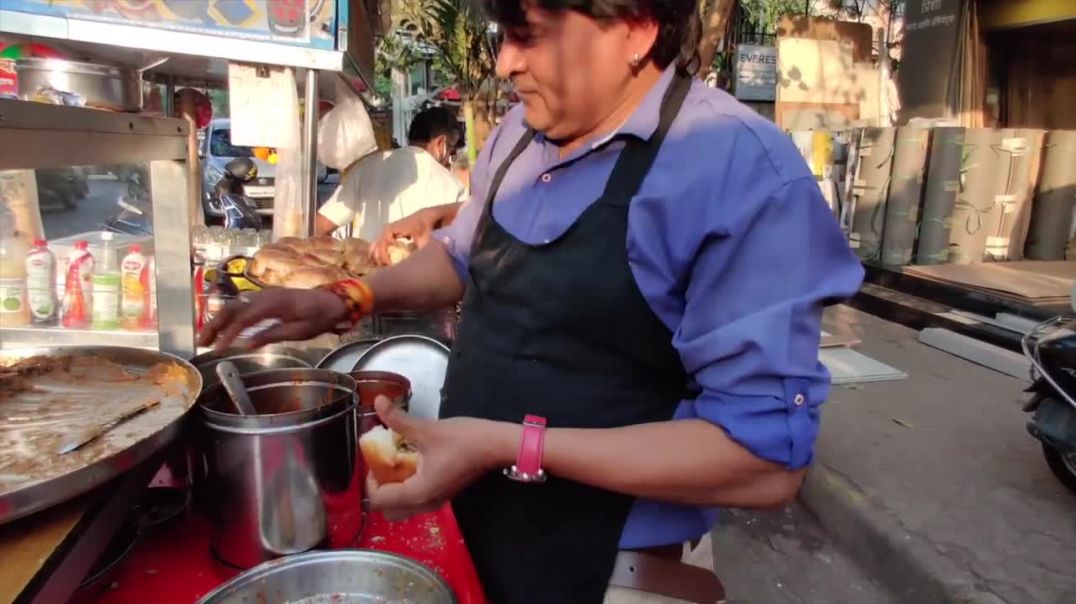 ⁣Mumbai Famous Dancing Dabeli Man _ Kapil Dabeli Center _ Indian Street Food