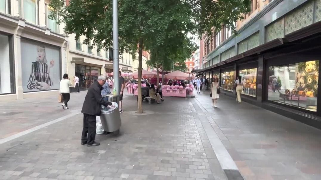 London Walk Exploring Chelsea from Sloane Square to Knightsbridge