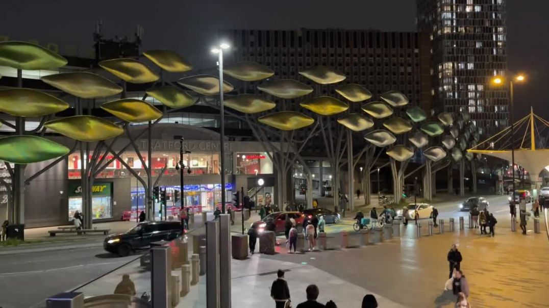 ⁣East London Christmas Lights Westfield Stratford Window Shopping _ London Walk [4K HDR]