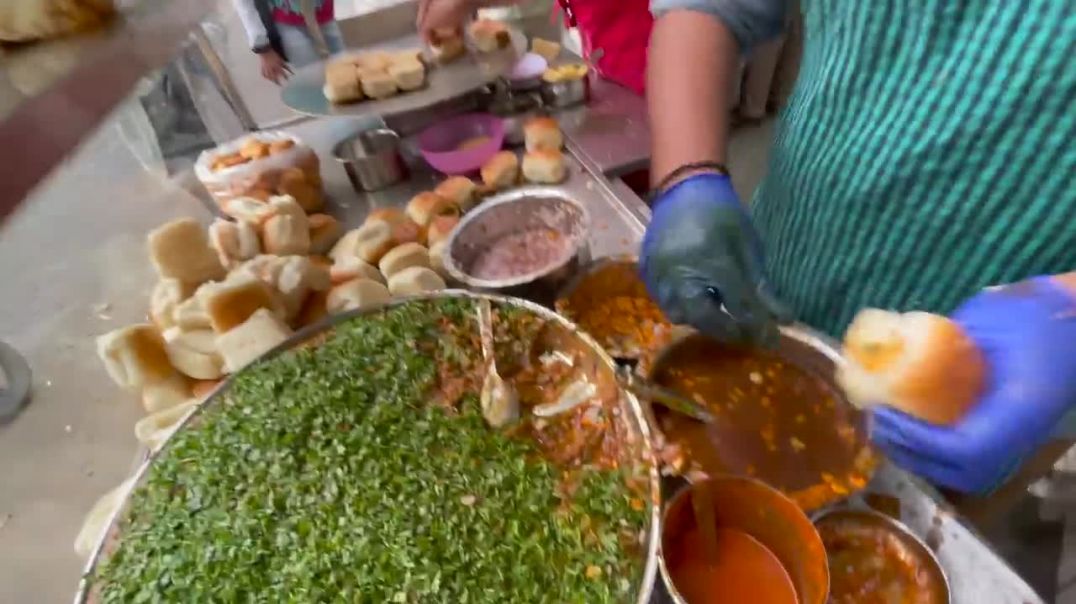 ⁣Immensely Talented Young Man makes Superfast Dabelis _ Indian Street Food