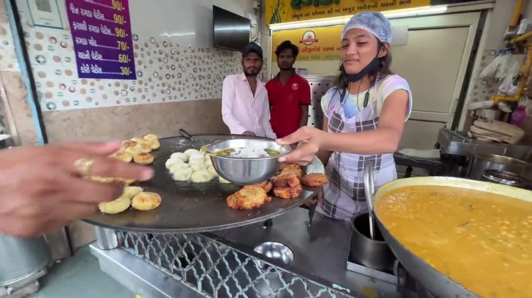 Muskan from Ahmedabad Serves Ghee Fried Ragda Patties _ Indian Street Food