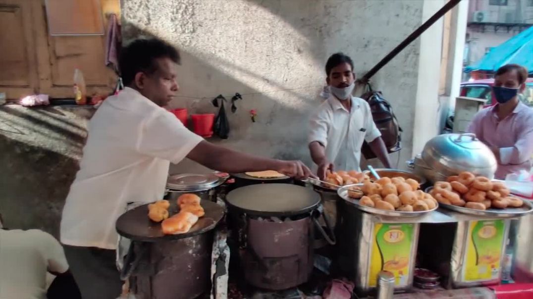 Flying Vada Pav of Mumbai _ Vada Flying &amp;amp; Catching _ Indian Street Food