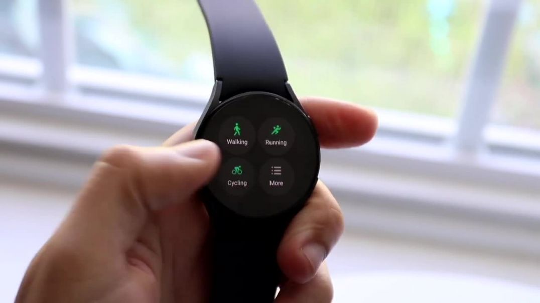 ⁣Samsung Galaxy Watch 5 Vs Apple Watch SE! (Comparison) (Review)
