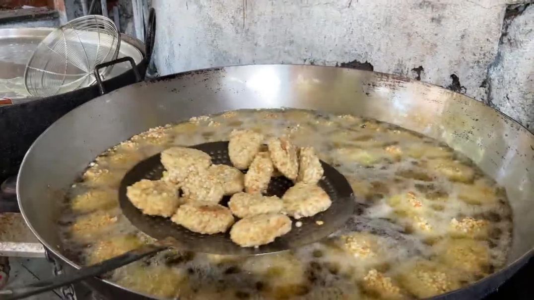 ⁣Pune Famous Sabudana Vada _ Indian Street Food