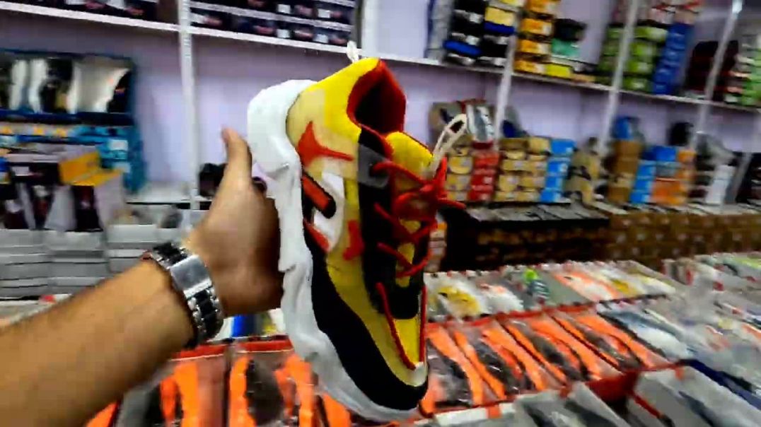 ⁣Shoes Wholesale Market _ Imported Look Shoes In Indian Rate _ Ballimaran Chandni Chowk Shoes Market