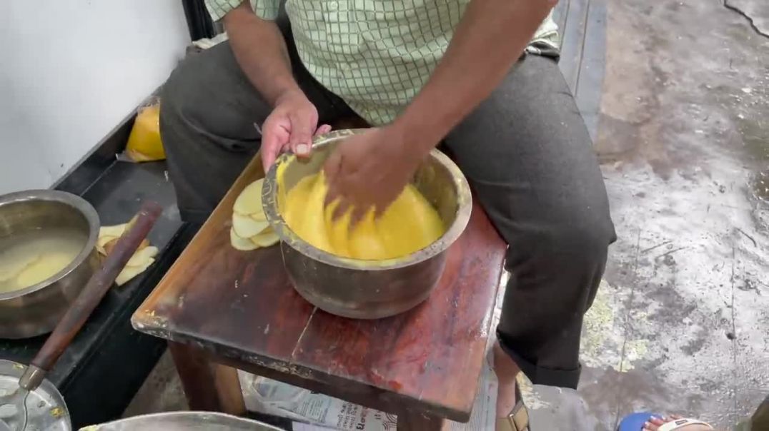 ⁣LAMBI Aloo Bhajji _ Foot Long Potato Fritter _ Indian Street Food
