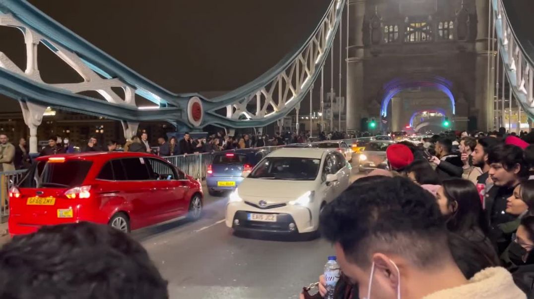London Fireworks 2022 _ Tower Bridge Crossing 2022 _ London Walk 2022