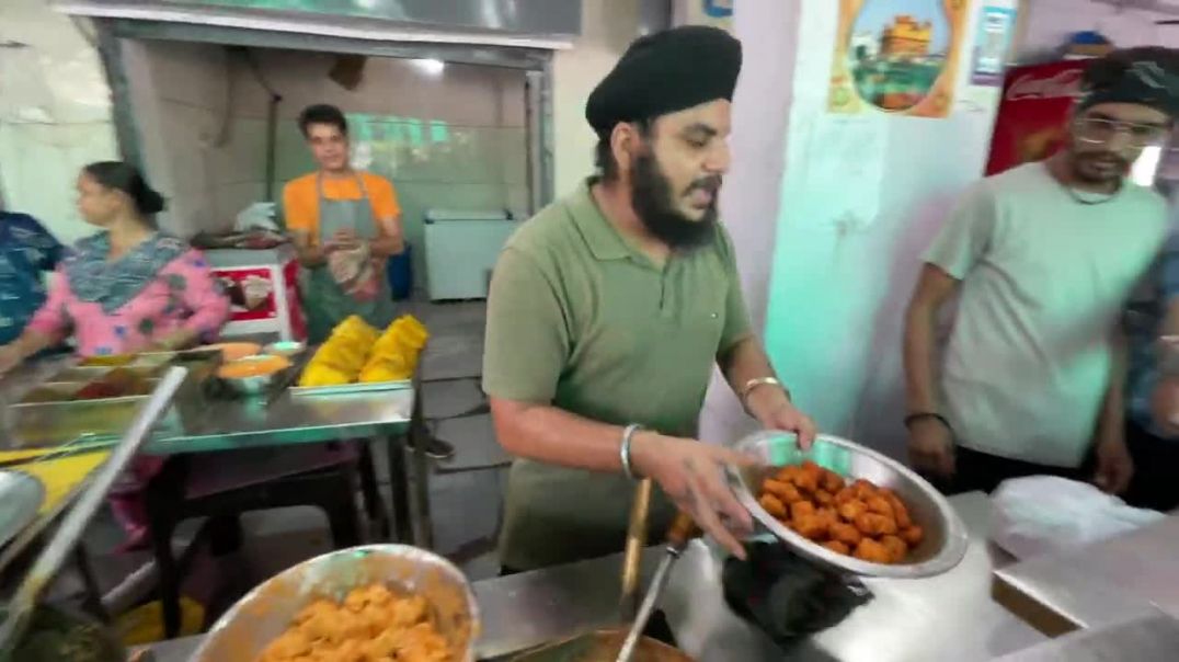 ⁣Super Paaji ka Super Soft &amp;amp; Crunchy Paneer Pakora _ Indian Street Food