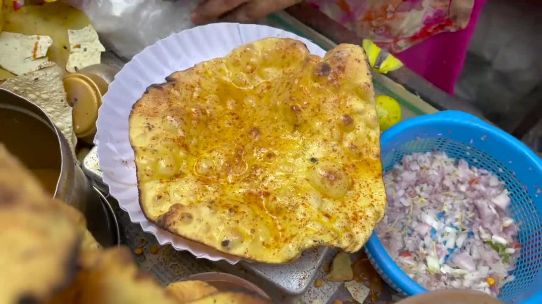 ⁣Rajasthani Aunty Selling Khichiya Papad in Mumbai _ Indian Street Food