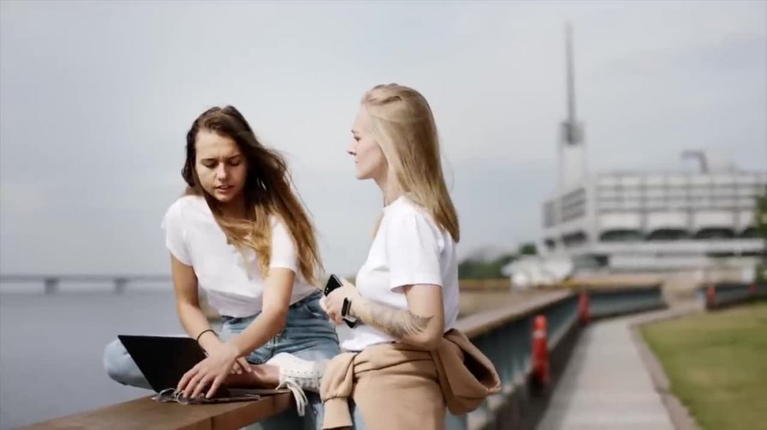 3 things that can MAKE A GIRL FALL IN LOVE WITH YOU Psychological love tips Dating advice