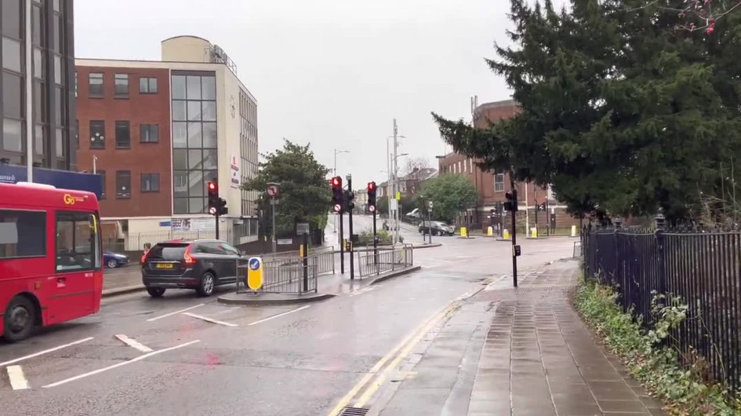 ⁣London Rain Walk In East London _ Relaxing Rain Walk - Ilford High Street To Gants Hill [4k Hdr]