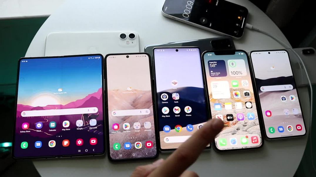 ⁣Samsung Galaxy Z Fold 4 Vs Z Flip 4 Vs Pixel 6 Pro Vs Galaxy S22 Vs iPhone 12 Pro Max Battery Test!