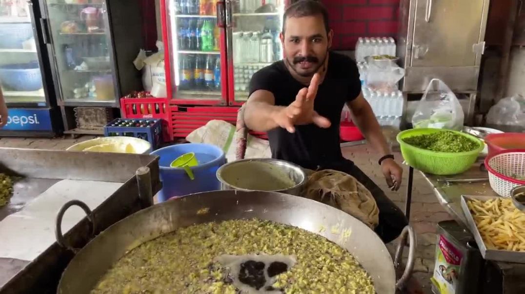 ⁣Surats Fearless Bhajiawala _ Dips His Hand in Boiling Oil _ Indian Street Food