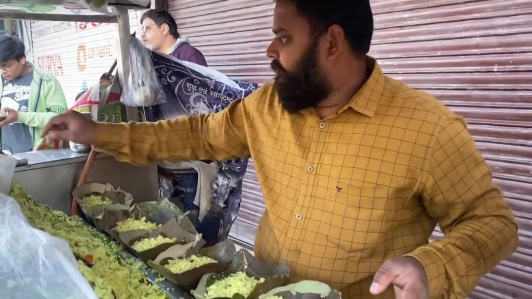 ⁣Poha Served in Leaf Plate _ Gwalior Famous Panwadi Poha _ Indian Street Food