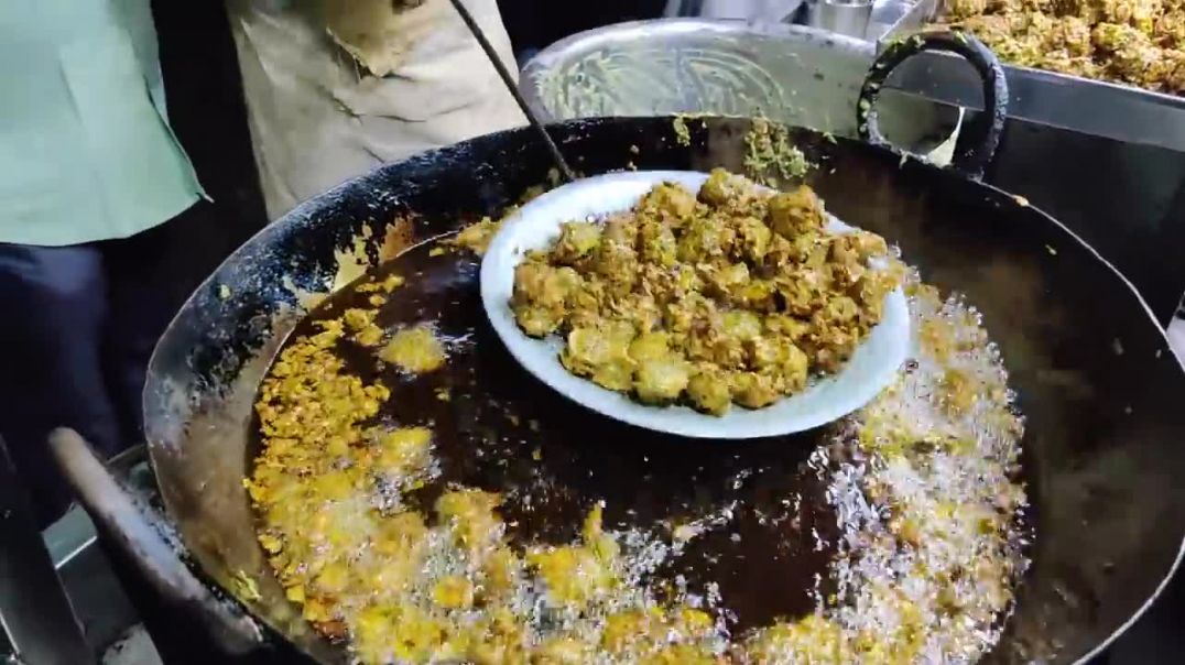India Fastest Pakoda Man _ Putting Hands in Boiling Oil _ Indian Street Food