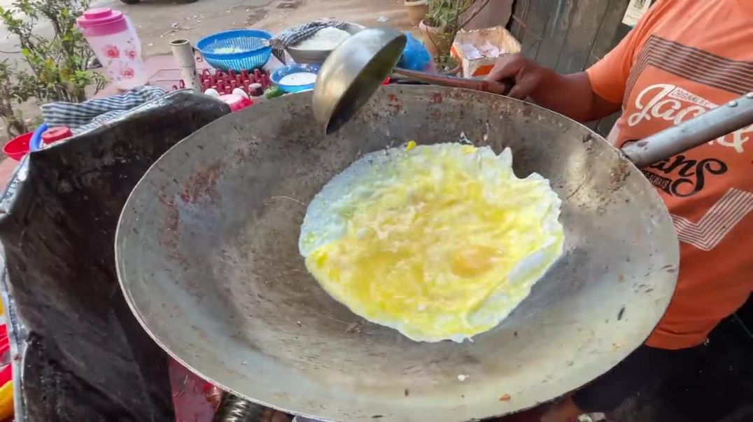 ⁣Mumbai Chefs Super Wok Skills _ Anda Fried Rice _ Indian Street Food