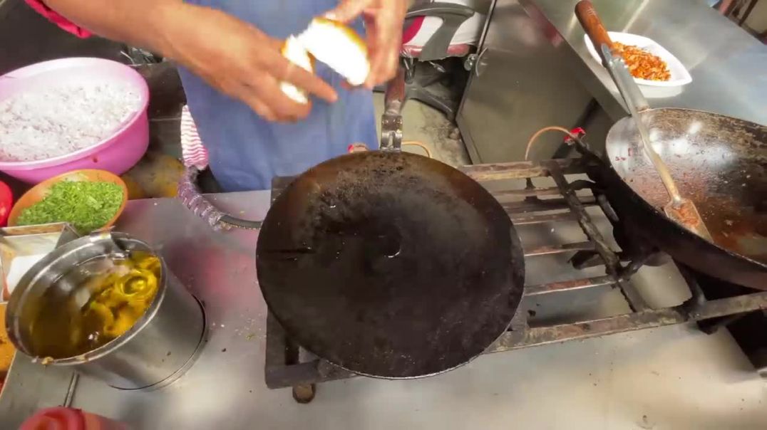 ⁣Pune Famous Anda Mughlai Pav _ Indian Street Food