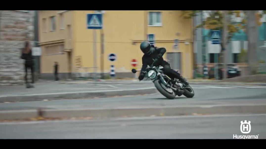 ⁣Husqvarna Svartpilen 250 vs KTM Duke 250 BS6 Detailed Comparison Which One would You choose