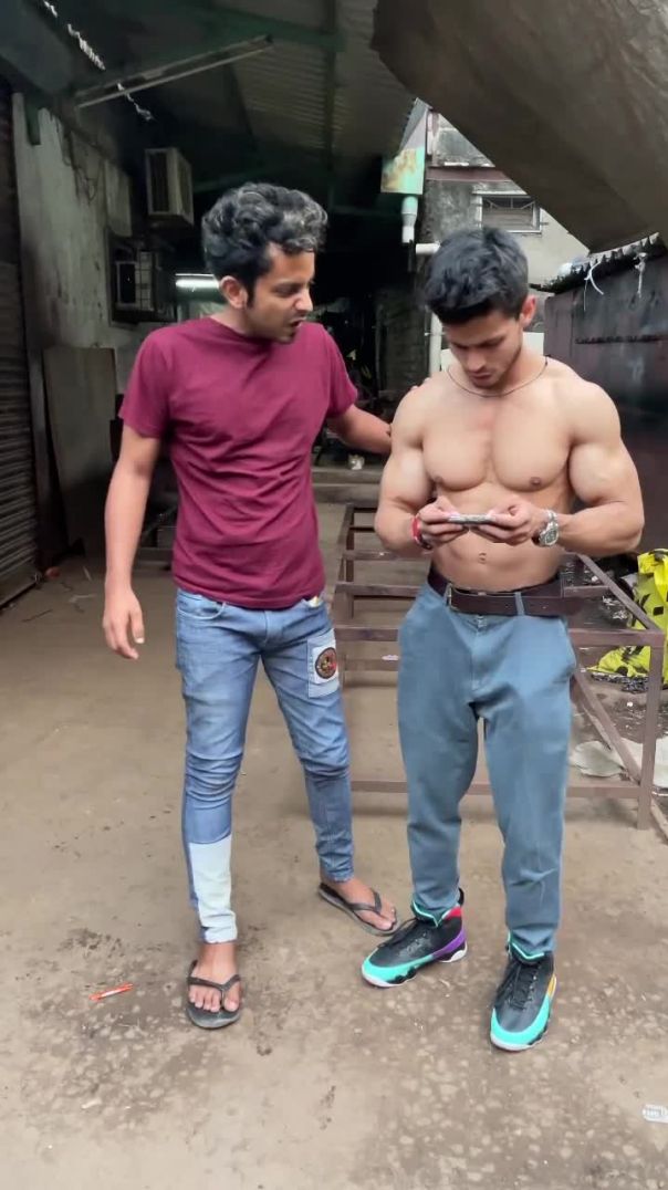 ⁣Gym band karke game khel rahe hai 🤣