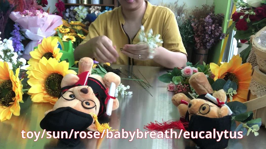 ⁣DIY Graduation Bouquets with different size of toy _